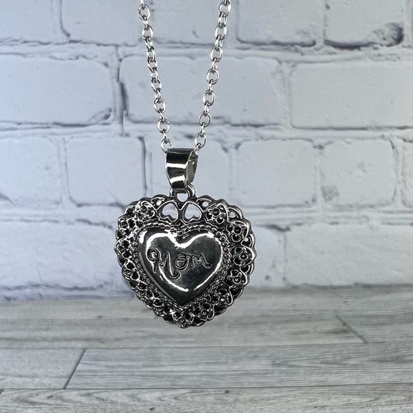 Nib “Mom” heart pendant necklace on chain, silver - Picture 5 of 6